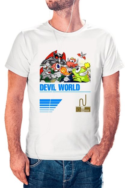 polera blanca de hombre con diseño de caratula de devil world de nes versión moderna
