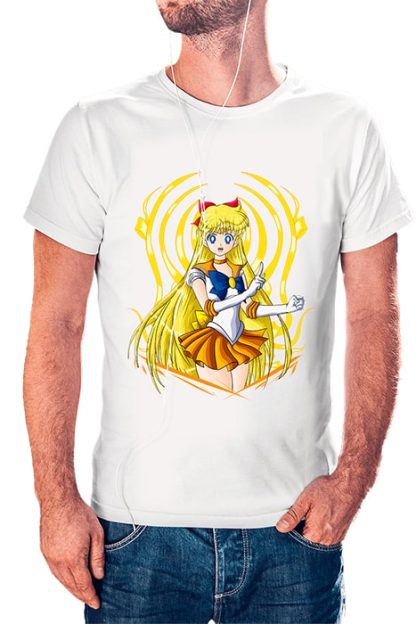 polera blanca de hombre con diseño de Sailor Venus con cinta de Sailor Scouts