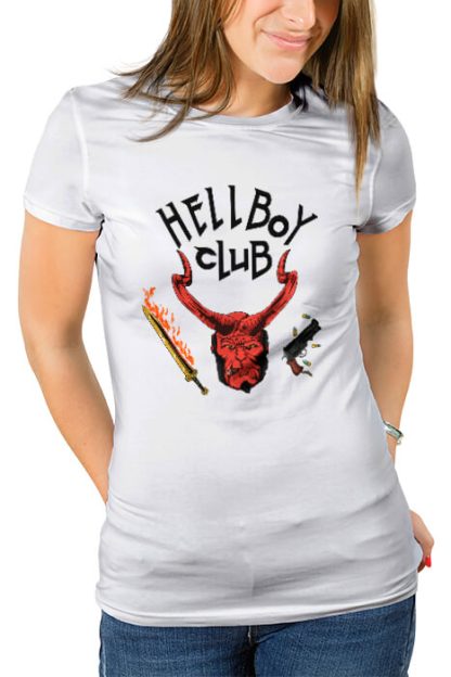 polera blanca de mujer con diseño de stranger things versión hellboy hellboy club