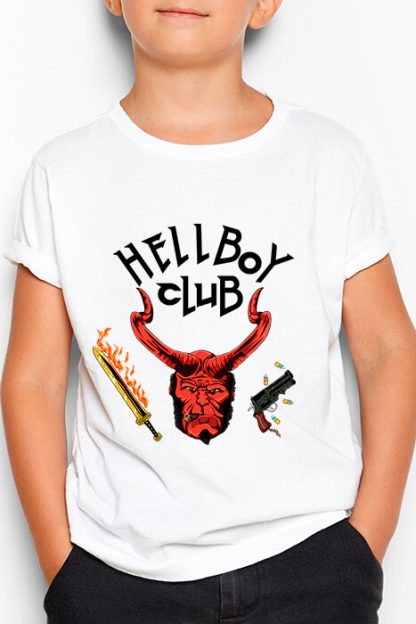 polera blanca de niño con diseño de stranger things versión hellboy hellboy club