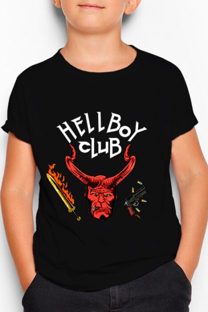 polera negra de niño con diseño de stranger things versión hellboy hellboy club
